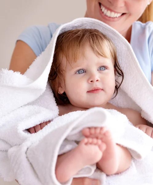 Anne Evde Banyosu Olan Bir Bebeğe Sarıl Aile Hayatına Olan — Stok fotoğraf