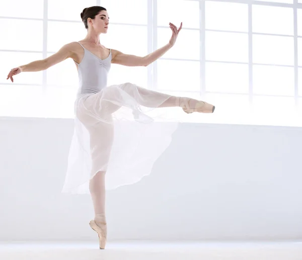 Tanec Balet Pohybující Ženou Studiu Pro Rovnováhu Elegantní Výkon Umělkyně — Stock fotografie