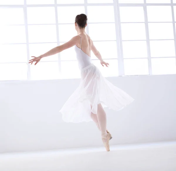 Tanec Balet Divadlo Ženou Studiu Pro Vyváženost Elegantnost Výkon Umělkyně — Stock fotografie