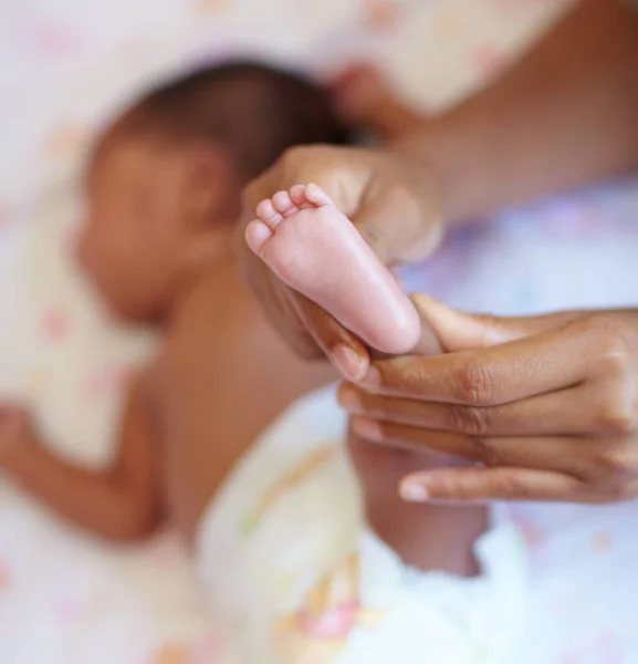 Hände Säugling Und Nahaufnahme Eines Babyfußes Mit Mutter Die Für — Stockfoto