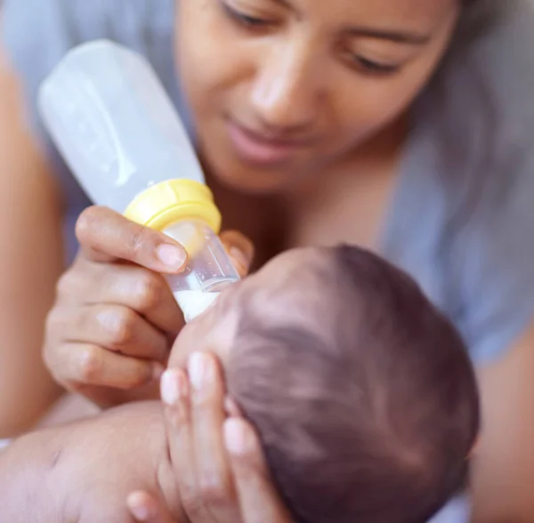 그리고 건강을 우유를 먹이는 포뮬러 갓난아기와 엄마는 시절의 건강에 집에서의 — 스톡 사진