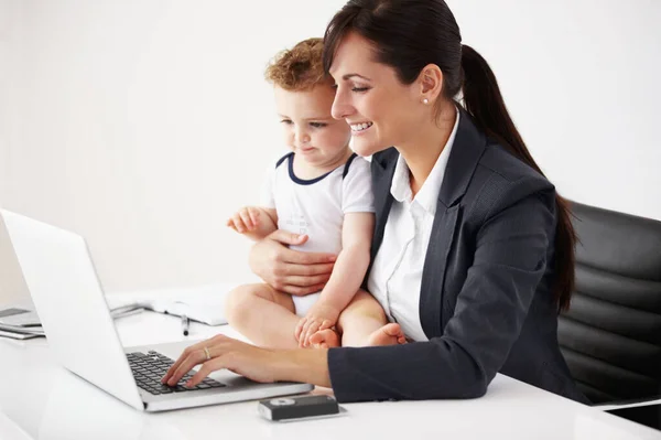 Praca Zdalna Laptop Matka Opieką Nad Dzieckiem Podczas Pracy Pisanie — Zdjęcie stockowe