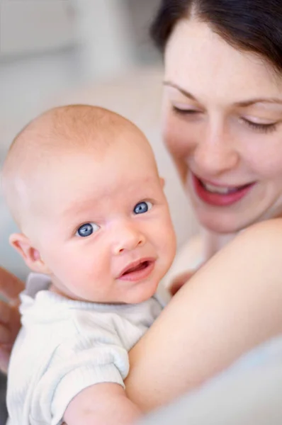 Glücklich Fürsorglich Und Porträt Einer Mutter Mit Baby Für Bindung — Stockfoto