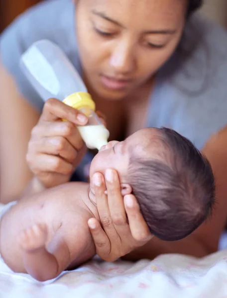 Mutter Baby Und Füttermilch Aus Der Flasche Für Ernährung Gesundheit — Stockfoto