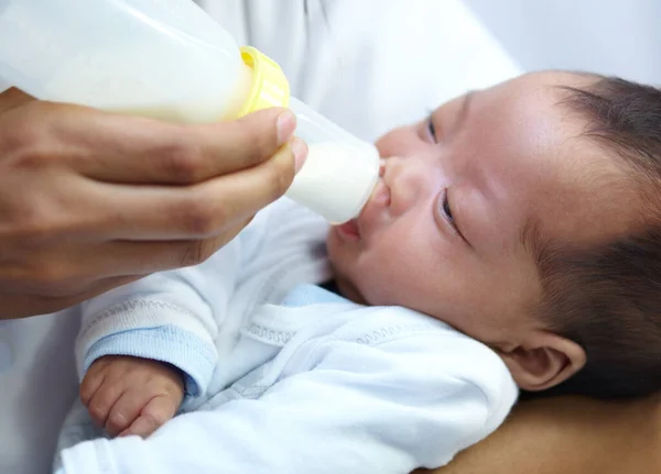 Bébé Avec Fente Labiale Lait Maman Nourrissant Biberon Pour Nutrition — Photo