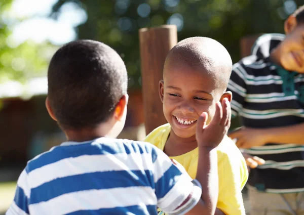 Детская Площадка Счастливые Дети Друзья Парке Играют Вместе Природе Дошкольном — стоковое фото