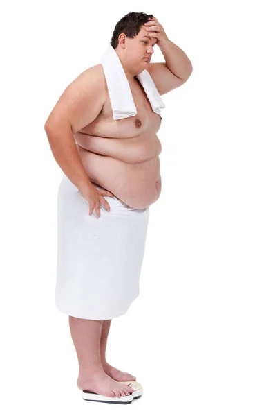 加上体形和人在演播室里的规模 在节食或锻炼失败后有压力或挫败感 体重减轻 男性和毛巾重量被白色背景隔离 — 图库照片