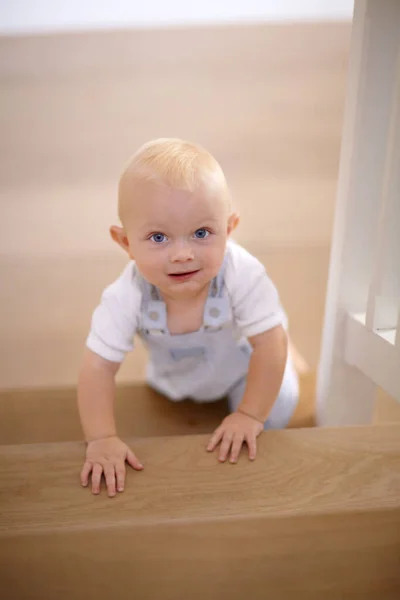 Feliz Retrato Bebé Arrastrándose Casa Con Una Sonrisa Las Escaleras —  Fotos de Stock