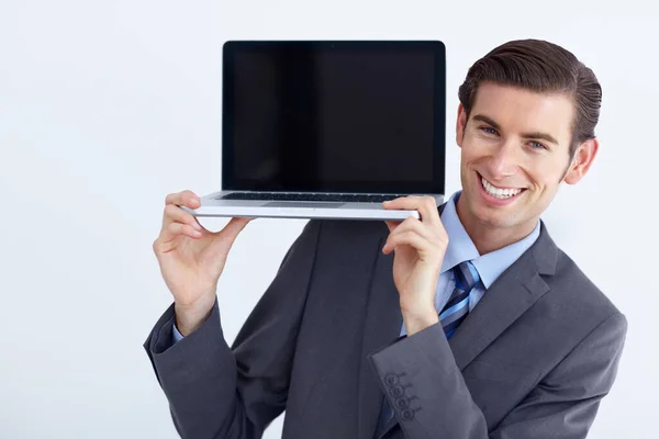 ラップトップ モックアップ 幸せなビジネスマンの肖像画スタジオの白い背景にスクリーンスペースを保持しています マーケティングまたはブランディングのためのコンピュータのコピースペースを持つ男性の笑顔 表示と顔 — ストック写真