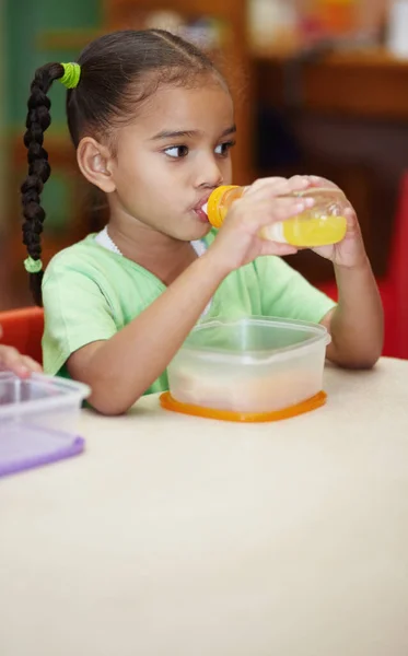 Anaokulunda Içecek Meyve Suyu Kız Okulda Öğrenim Görmek Için Yiyecek — Stok fotoğraf