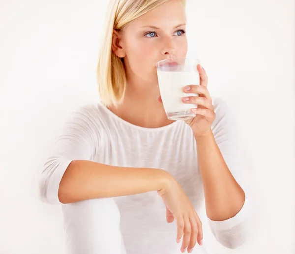 Σκέψη Γάλα Και Ασβέστιο Μια Γυναίκα Πίνει Από Ένα Ποτήρι — Φωτογραφία Αρχείου