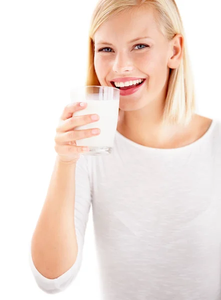 Πορτρέτο Γάλα Και Χαμόγελο Μια Γυναίκα Πίνει Από Ένα Ποτήρι — Φωτογραφία Αρχείου
