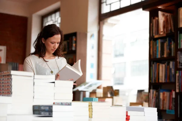 Vrouw Boeken Lezen Een Winkel Bibliotheek Boekhandel Klant Het Kiezen — Stockfoto