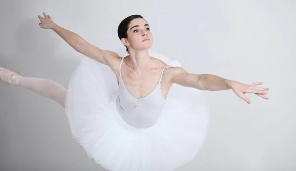 Zaměření Tanec Balet Ženou Studiu Bílém Pozadí Zkoušku Nebo Recitál — Stock fotografie