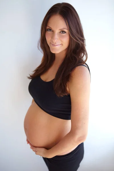 Vrouw Zwangerschap Portret Buik Door Muur Met Glimlach Opgewonden Trots — Stockfoto