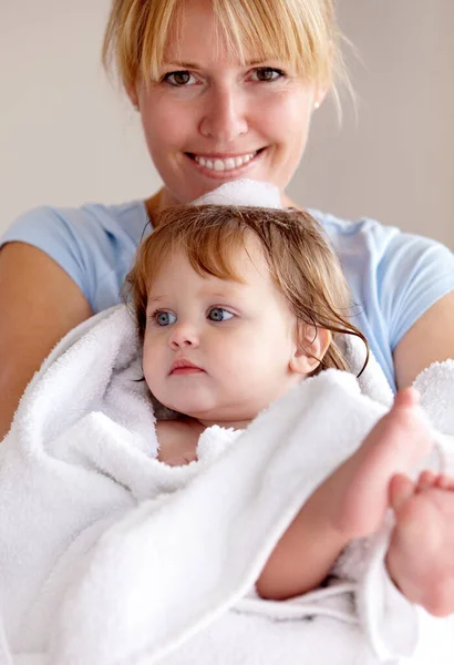 Portre Anne Bebek Havluyla Banyo Yapmak Için Havluyla Sarılı Sevgiyle — Stok fotoğraf