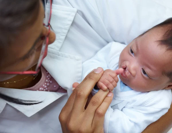 Gesundheitsversorgung Lippenspalte Und Ein Kinderarzt Mit Baby Krankenhaus Für Versicherung — Stockfoto