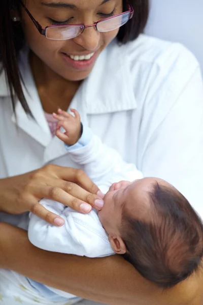 Cuidados Saúde Sorriso Pediatra Com Bebê Hospital Para Seguro Cuidados — Fotografia de Stock