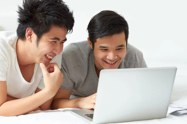 Lgbt Laptop Azjatycka Para Łóżku Razem Oglądając Film Lub Czytając — Zdjęcie stockowe