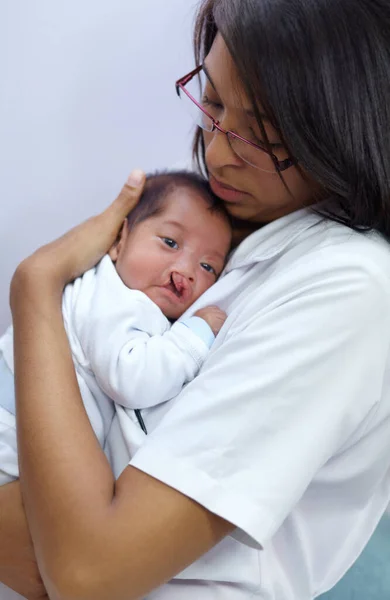Medizin Lippenspalte Und Ein Kinderarzt Mit Baby Krankenhaus Zur Gesundheitsversorgung — Stockfoto