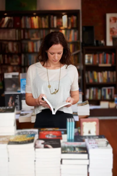 Boek Vrouw Lezen Een Winkel Bibliotheek Boekhandel Klant Het Kiezen — Stockfoto