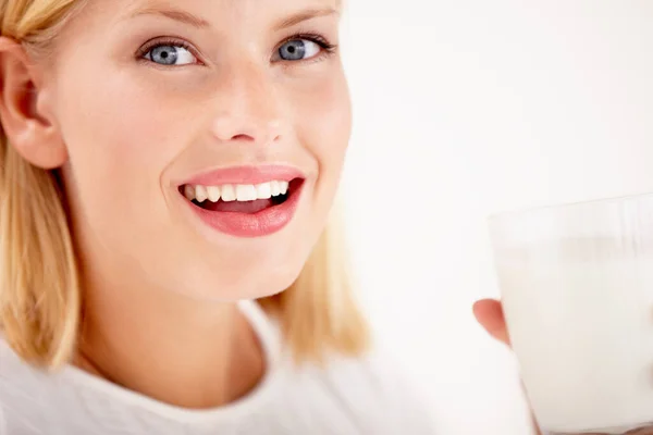 Πορτρέτο Γάλα Και Ευτυχία Μια Γυναίκα Πίνει Από Ένα Ποτήρι — Φωτογραφία Αρχείου