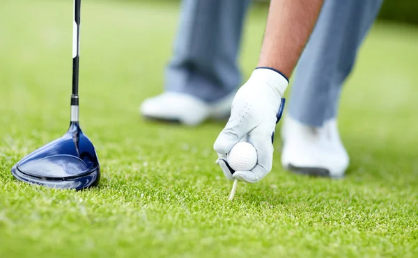 高尔夫 男子特写与体育俱乐部和球在草坪外面 男子高尔夫球手的训练或练习 装备和手的体育运动 供比赛或比赛用 — 图库照片