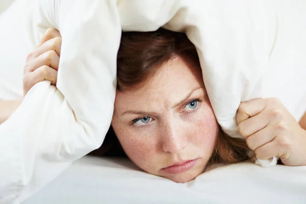 Insomnio Ruido Mujer Con Almohada Las Orejas Para Bloquear Sonido —  Fotos de Stock