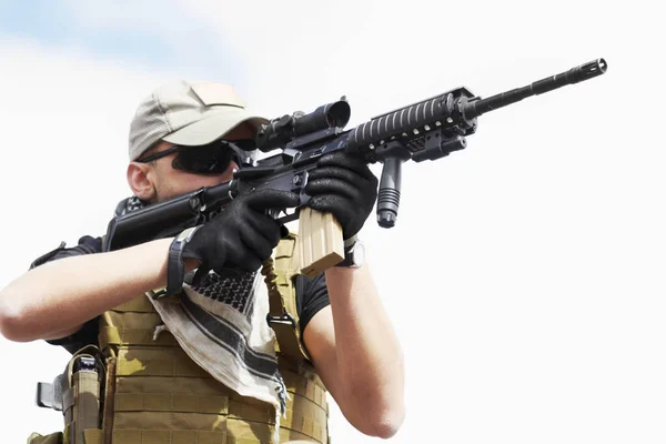 Soldaat Man Sluipschutter Outdoor Met Doel Veld Natuur Voor Oorlog — Stockfoto