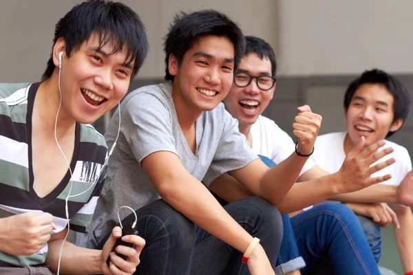 Ázsiai Férfiak Diákok Szabadtéri Ünneplés Siker Cél Vagy Sport Mosollyal — Stock Fotó