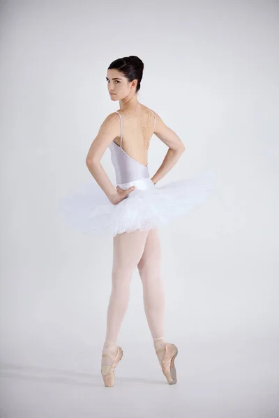Portrét Tanec Balet Ženou Ateliéru Bílém Pozadí Divadelní Zkoušku Nebo — Stock fotografie