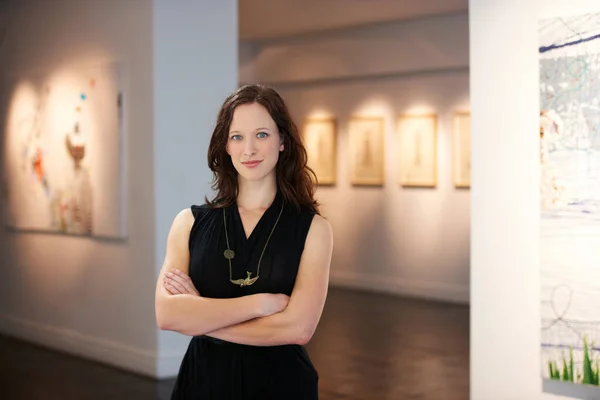 双臂交叉和一个女人的肖像在一个艺术画廊为一个展览 文化和博物馆管理员 负责管理画室的绘画 藏品和绘画策展 — 图库照片