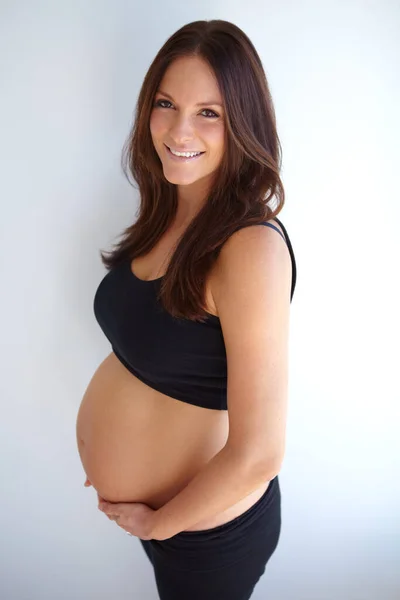 Mulher Retrato Gravidez Estômago Por Parede Com Sorriso Animado Orgulho — Fotografia de Stock