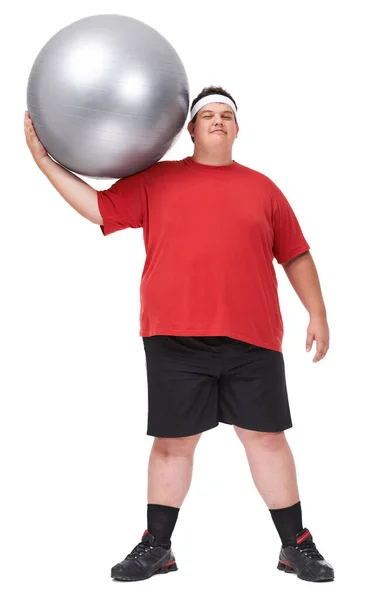 肖像画 肥胖和男人与运动球 体重减轻和人隔离与白色工作室的背景 男性及模特儿训练 体格肥胖及体格健康 — 图库照片