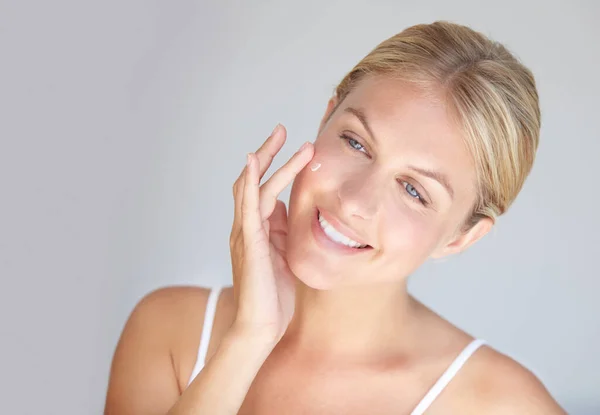 Uśmiech Pielęgnacja Skóry Kobieta Kremem Kosmetykami Dermatologią Szarym Tle Pracowni — Zdjęcie stockowe
