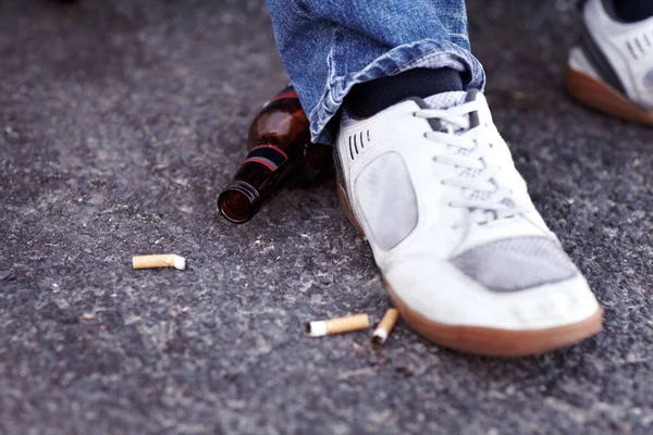 Pies Cigarrillos Cerveza Camino Ciudad Para Hombre Con Zapatillas Que — Foto de Stock