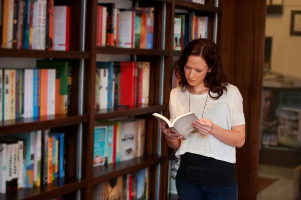 Donna Libro Lettura Biblioteca Negozio Libreria Cliente Studente Con Romanzo — Foto Stock