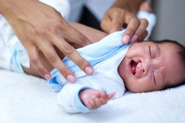 Nouveau Fente Palatine Mère Prennent Soin Bébé Qui Pleure Dans — Photo