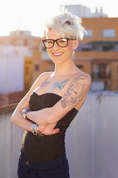 Óculos Retrato Mulher Cidade Com Braços Cruzados Para Tatuagem Elegante — Fotografia de Stock