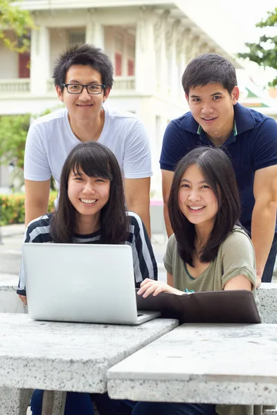 Uśmiech Portret Studenci Laptopem Edukacji Nauki Badań College Szczęśliwy Azjaci — Zdjęcie stockowe