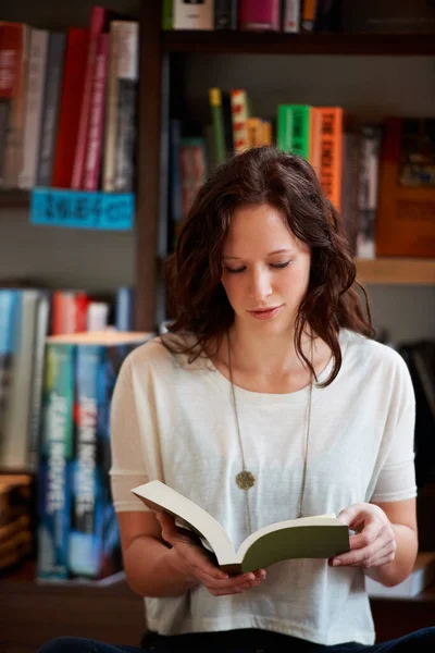 Vrouw Boek Lezen Een Winkel Bibliotheek Boekhandel Klant Student Met — Stockfoto