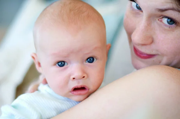 Criança Retrato Mãe Segurando Bebê Colando Cuidando Juntos Casa Rosto — Fotografia de Stock