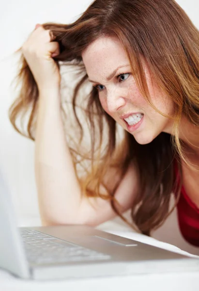Stress Arg Och Kvinna Med Bärbar Dator För Ett Postmeddelande — Stockfoto