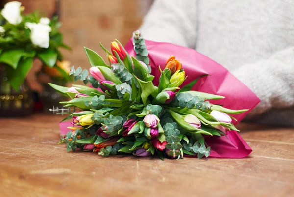 Close Bouquet Florista Com Inicialização Flores Preparar Presente Para Cliente — Fotografia de Stock