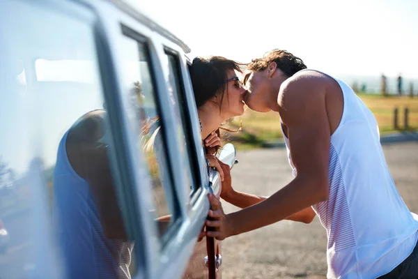 Поцілунок Кохання Пара Поїздці Фургоні Відпочинку Пригод Або Проїзду Догляд — стокове фото