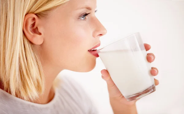 Perfil Leche Nutrición Con Una Mujer Bebiendo Vaso Estudio Aislado —  Fotos de Stock