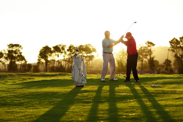 Antrenör Golf Sahası Yardım Alan Eğitimli Eğitimli Eğitimli Yetenekli Bir — Stok fotoğraf