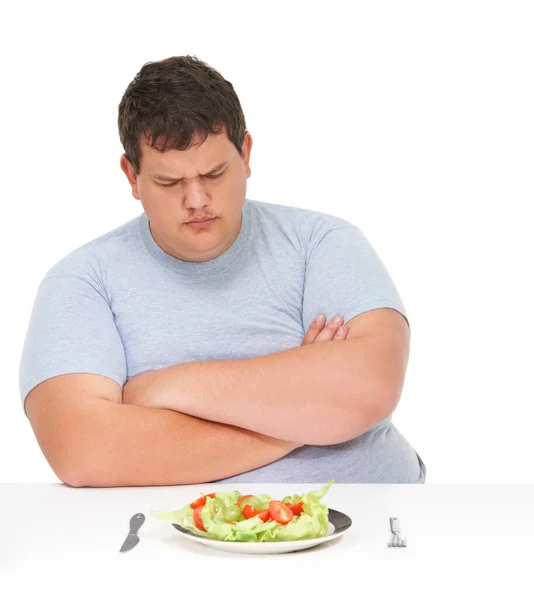 スタジオの白い背景に隔離された健康的な食べ物 またはサラダダイエットに不満を持つ不幸な怒りと男 太りすぎ レタスとプレートのための問題と悲しい食べる若い男 — ストック写真