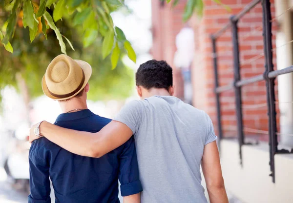 Cidade Viagem Volta Casal Gay Andando Juntos Rua Enquanto Umas — Fotografia de Stock
