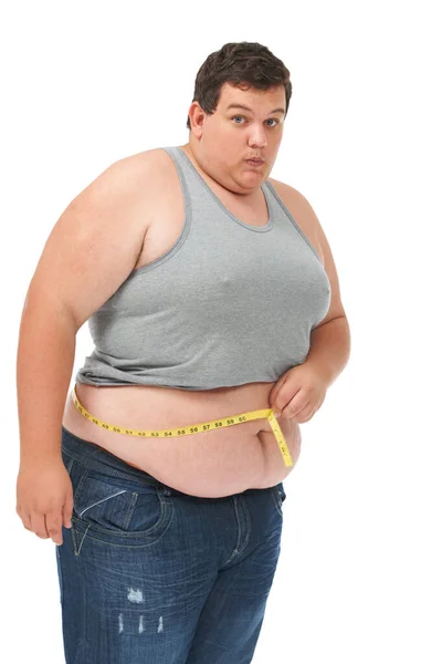 腰にテープを測定し 白い背景に隔離された食事 サイズと体の健康をチェック男性の肖像画 実際の男性 驚きとスタジオを背景に体重減少の進行のための胃を測定 — ストック写真
